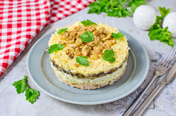 Слоёный салат с копчёной курицей Слоёный салат с копчёной курицей