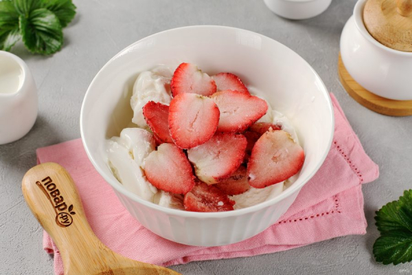 Коктейль из мороженого и клубники Коктейль из мороженого и клубники