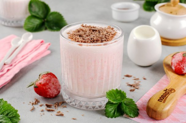 Коктейль из мороженого и клубники Коктейль из мороженого и клубники