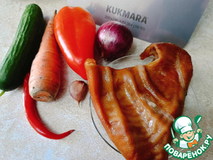 Овощной салат с копчеными свиными ушами Овощной салат с копчеными свиными ушами