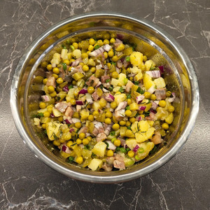 Салат с горошком, картофелем и сельдью Салат с горошком, картофелем и сельдью