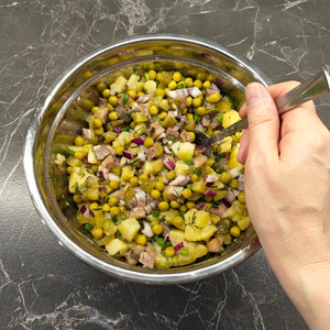 Салат с горошком, картофелем и сельдью Салат с горошком, картофелем и сельдью