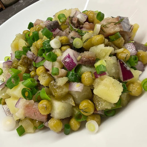 Салат с горошком, картофелем и сельдью Салат с горошком, картофелем и сельдью